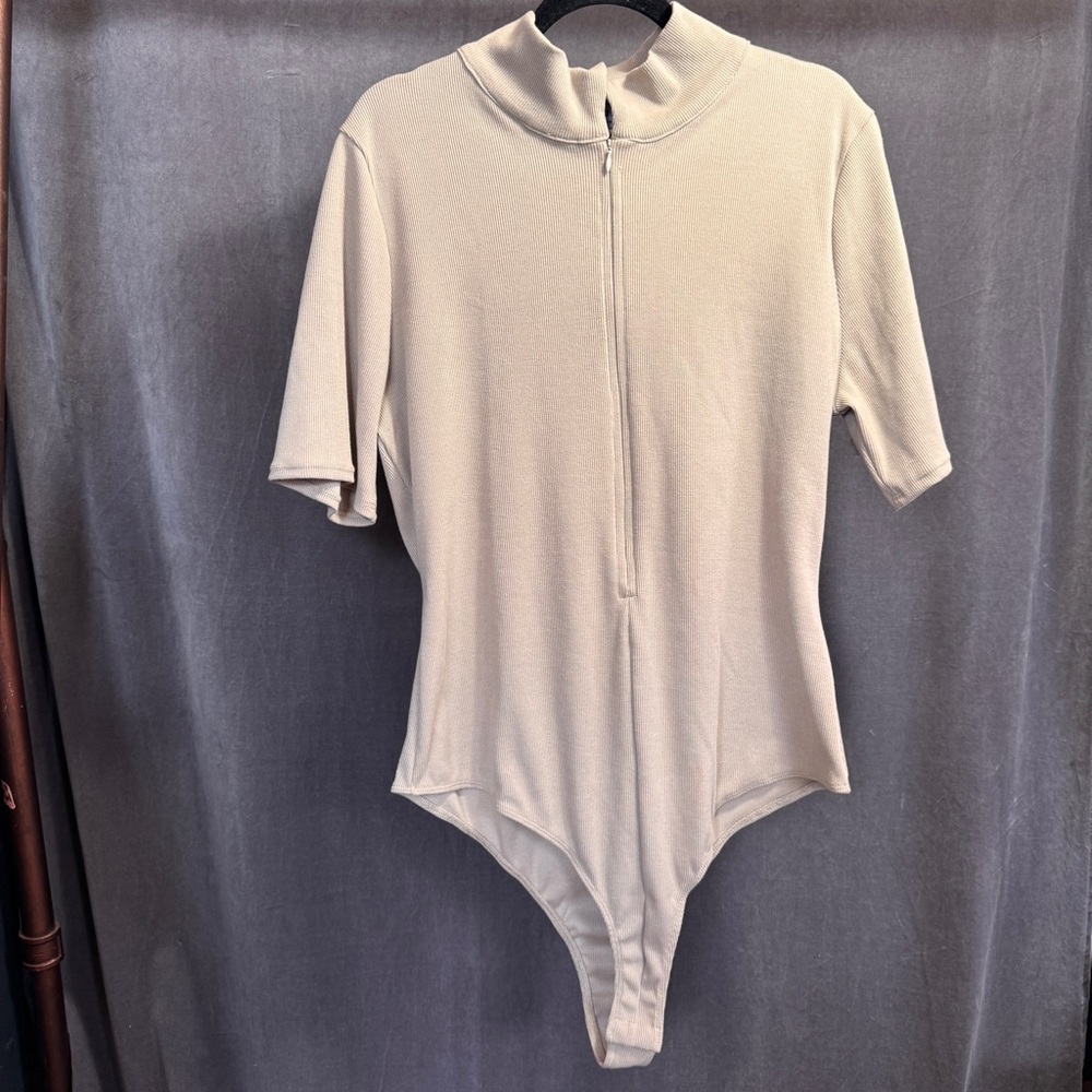 Fashion Nova NWT 3X women’s tan beige Cream Bodysuit short sleeves